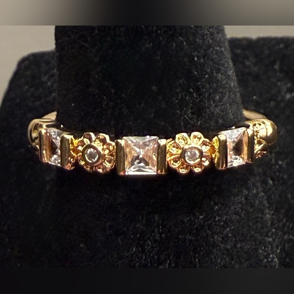 Ring - size 8-8.25 - gold tone w/ clear crystals - tiny daisies - New! - Picture 7 of 10